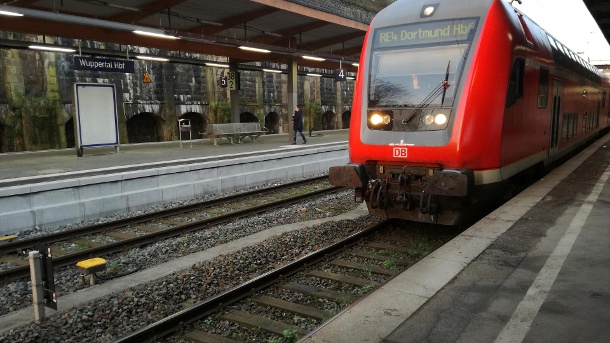Wuppertal: Mit fremdem Kind vor Zug gesprungen – Angeklagter gesteht