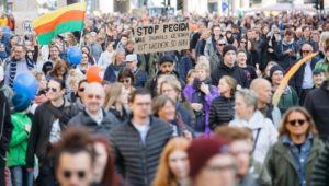 Kundgebung in Dresden: Zehntausend Menschen demonstrieren gegen Pegida