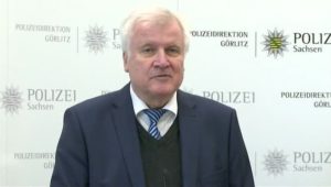 Teilrücktritt: Warum Horst Seehofer am Amt des Innenministers klebt