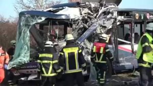 Schwerer Unfall in Bayern: Zwei Linienbusse stoßen frontal zusammen