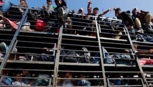 Migranten-Karawane: Erste Asylsuchende aus Mittelamerika erklimmen Grenzzaun zu USA