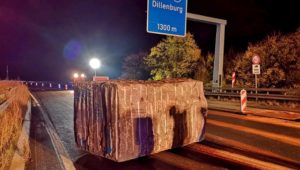 Notbremsung auf A45 in Hessen: 23 Tonnen Granitblock kracht auf die Straße
