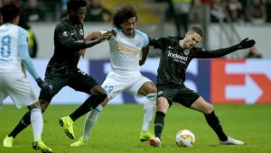 Marseille beschenkt Eintracht: Gustavo erntet Spott für Slapstick-Eigentor