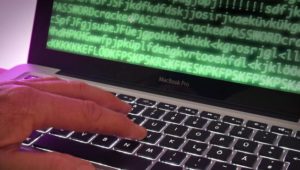 Hackerangriff: Seehofer verteidigt sich und seine Behörden