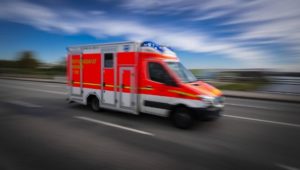 Freiburg: Autofahrer behindert Rettungswagen – Polizei ermittelt Halter