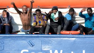 „Sea-Watch 3“: Italien lässt gerettete Schiffbrüchige an Land