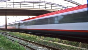 Duisburg: Mann fährt auf Zugkupplung mit – bei Tempo 200