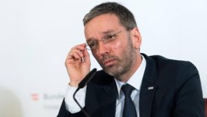 215 Autoren fordern Rücktritt des österreichischen Innenministers