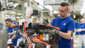Volkswagen vernetzt seine Werke mit Hilfe von Amazon