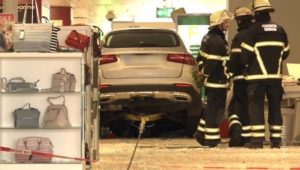 Unfall in Hamburg: Rentner rast mit Auto in Alstertal-Einkaufszentrum