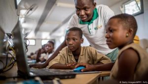 Wer bringt das Internet in Afrikas entlegene Regionen?