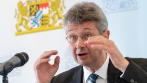 Umstrittenes Mathe-Abi: Bayerns Kultusminister verteidigt Abitur-Prüfungen