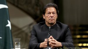 Premier Khan ruft zum Zahlen von Steuern auf