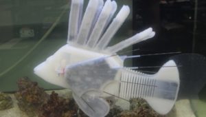 Roboterfisch schwimmt mit Hydraulikblut