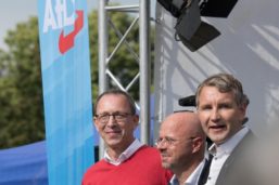 AfD-Wahlkampfauftakt: Markige Sprüche und „Höcke raus“-Rufe
