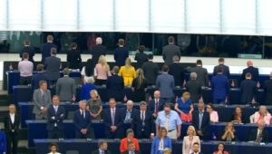 EU-Parlament: Britische Brexit-Abgeordnete protestieren während Europahymne